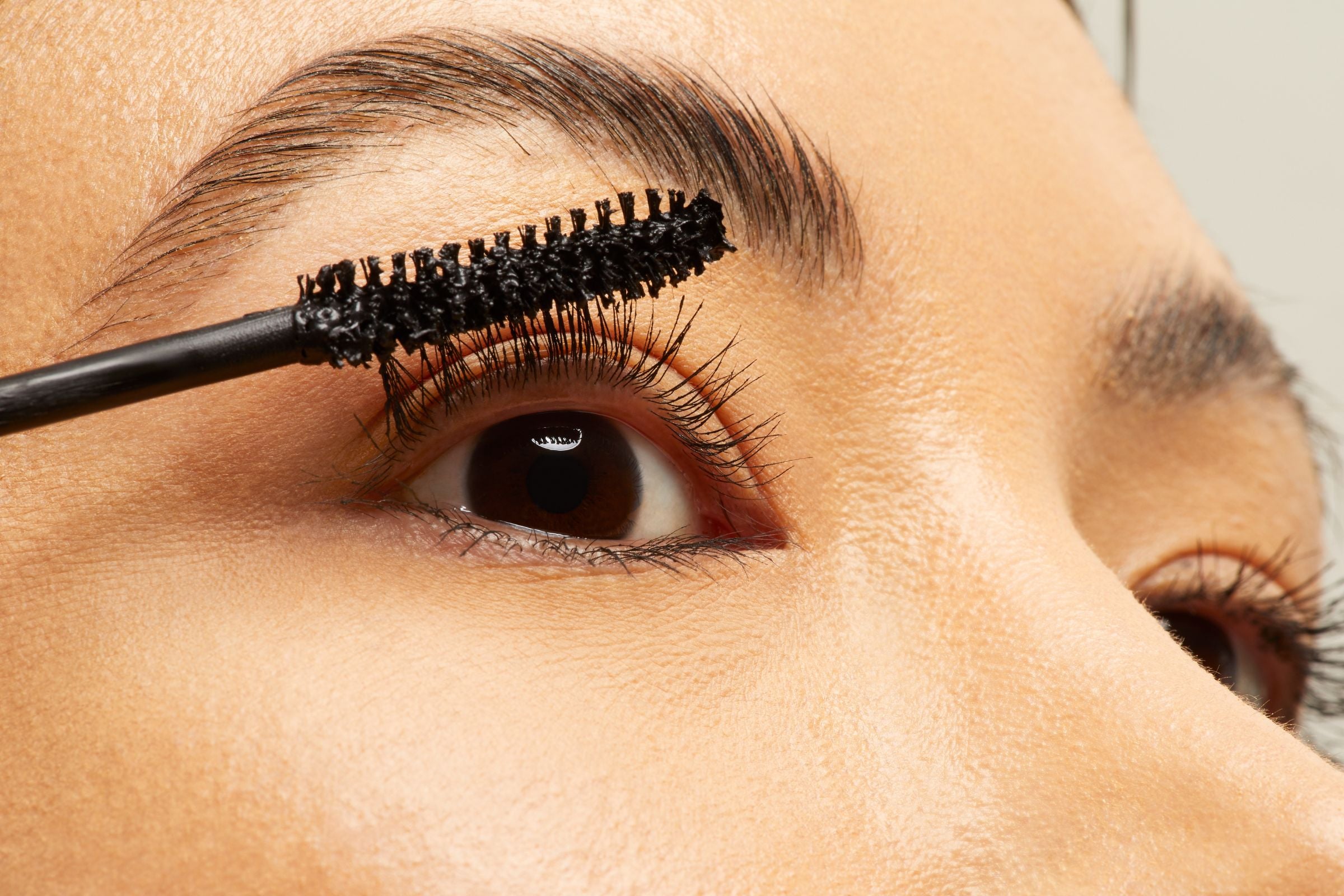 The Clean Mascara Handbook: Your Essential Guide to Healthy and